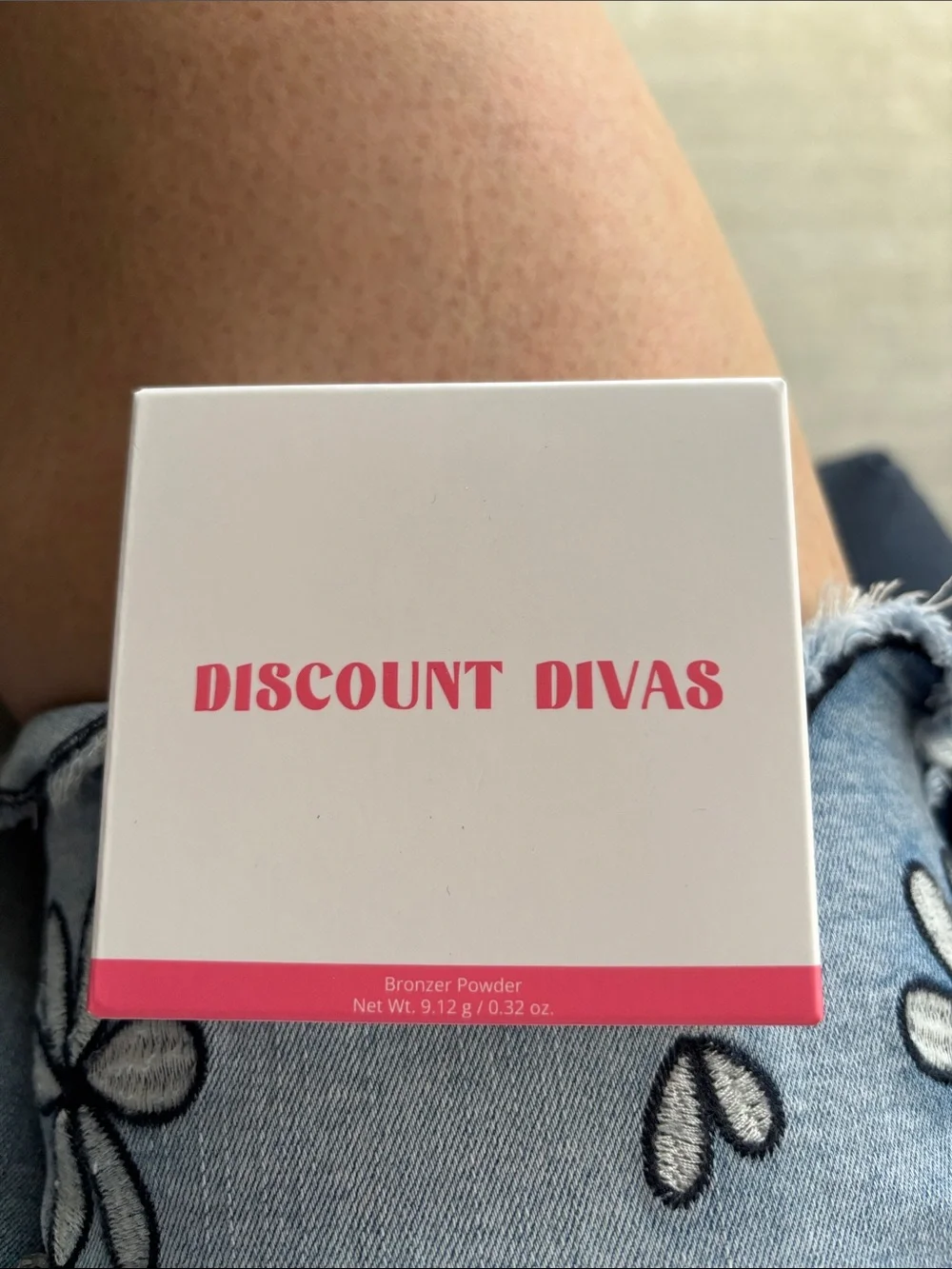 Dearest Diva Matte Bronzer Powder Compact – Warm Brown Shade